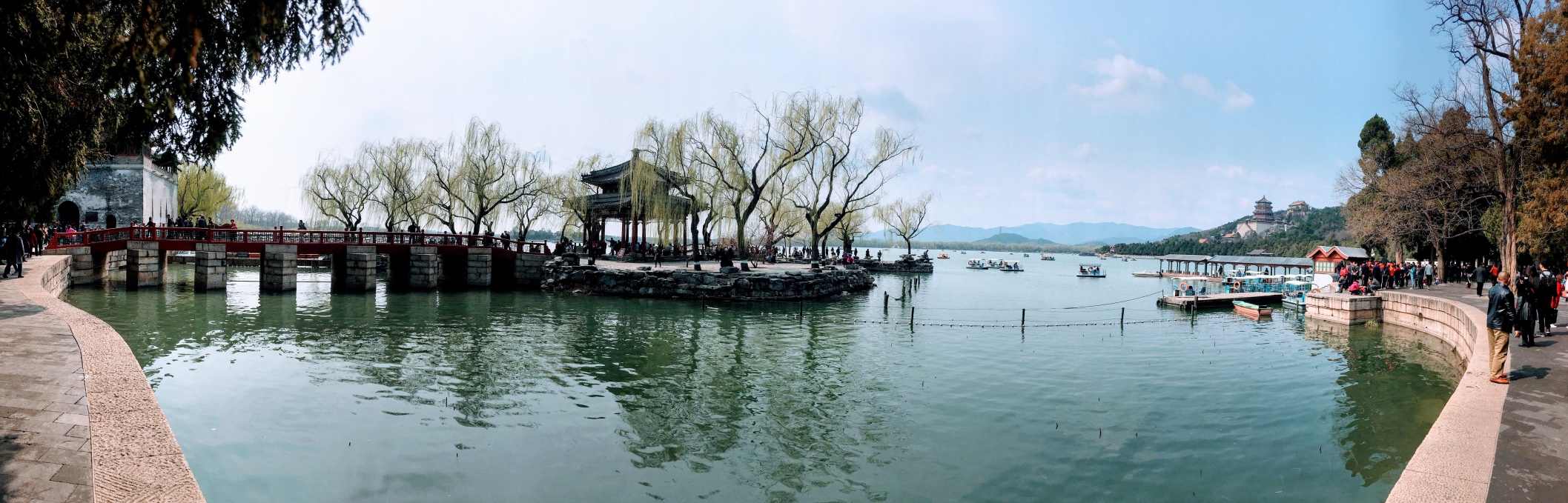 昆明湖全景，中间是知春亭