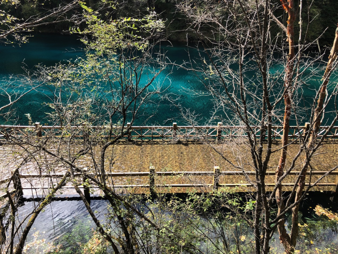 五彩池，淹在水中的桥