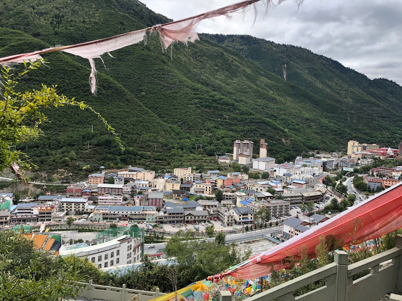 山上俯看九寨沟沟口