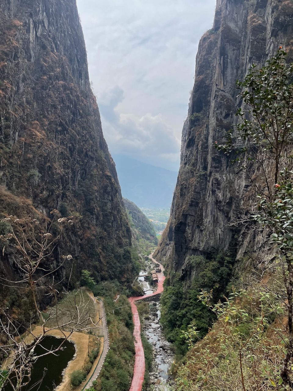 景区里眺望峡谷