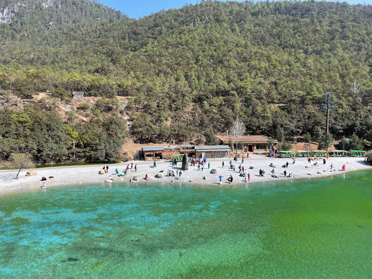 对岸游客