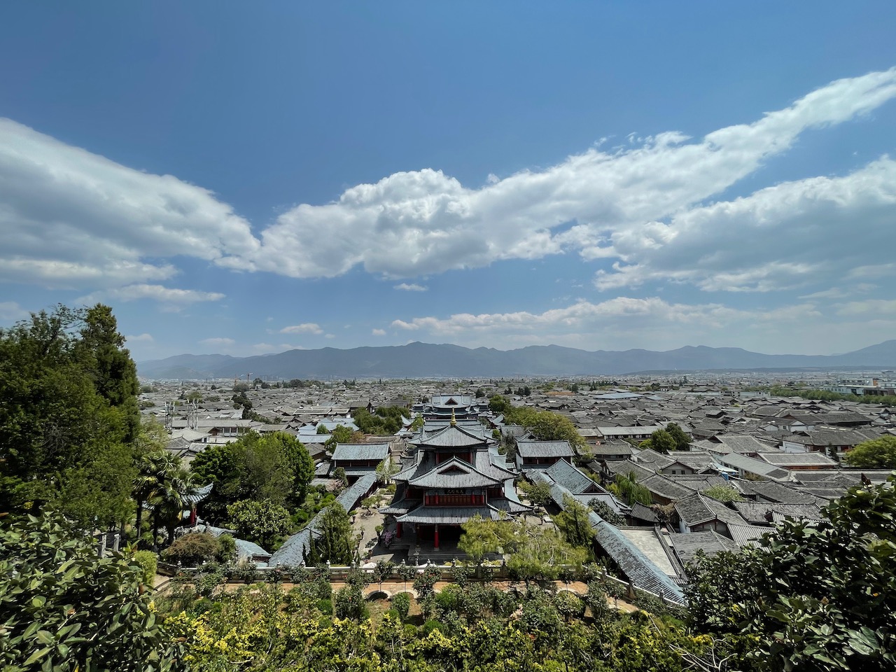 木府后山俯瞰古城