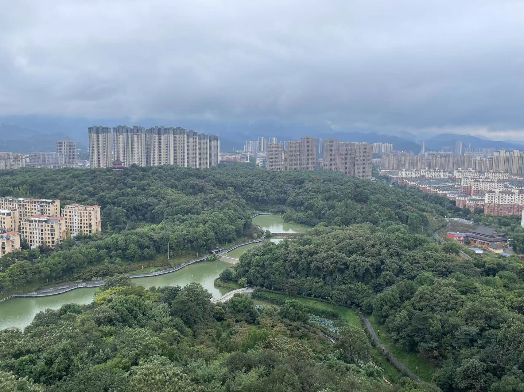 德化楼顶的视野，远处是庐山