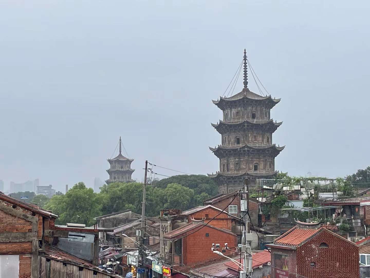 开元寺双塔机位：有鲤咖啡馆天台