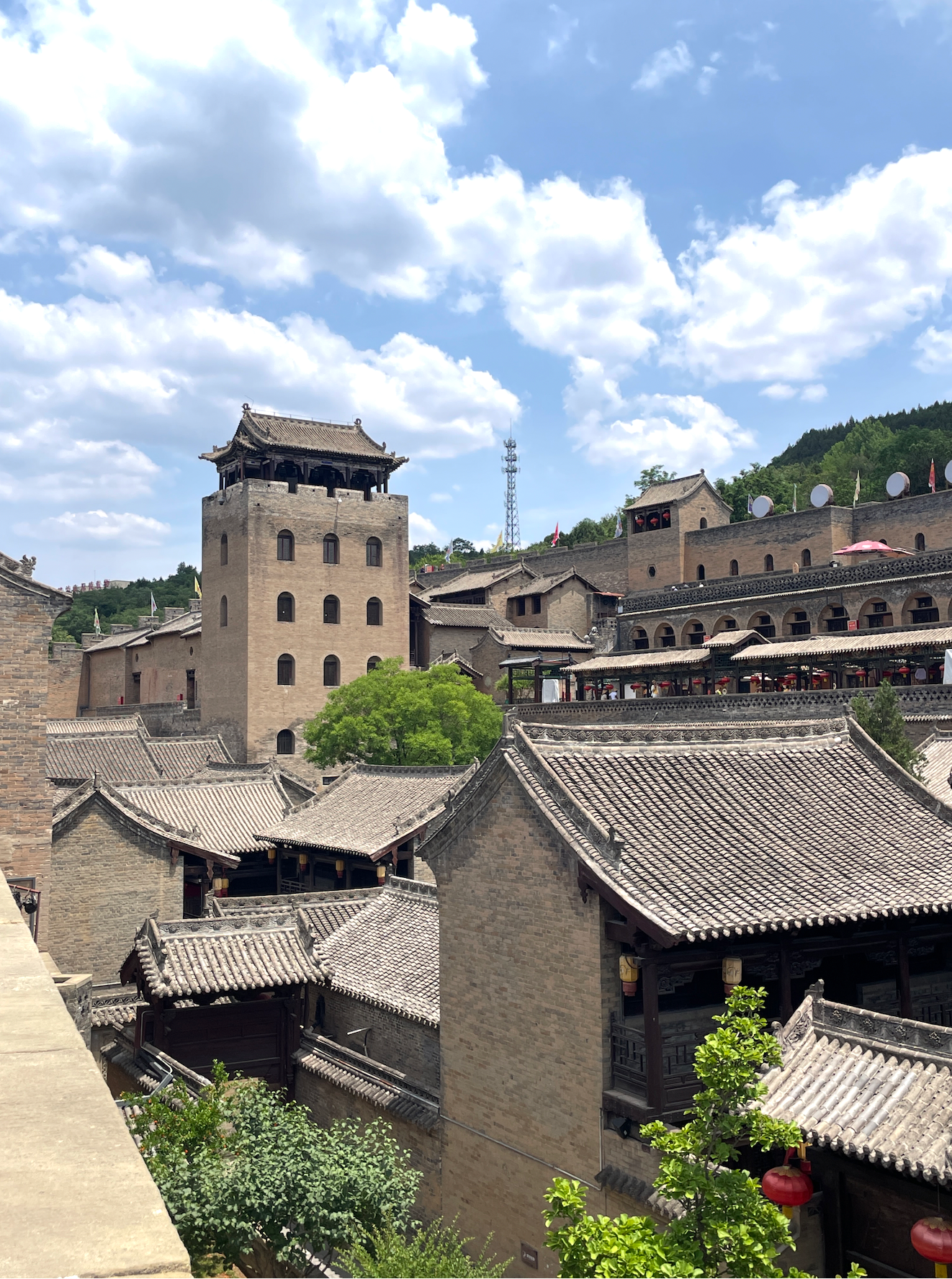 远处高楼是避难楼，无门，只能爬上去，可容800人