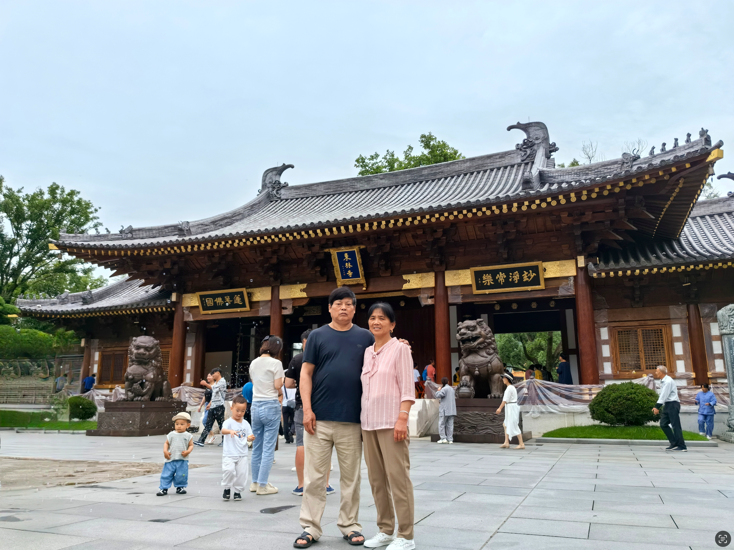东林寺给爸妈的合照，爸妈很少照相/合照