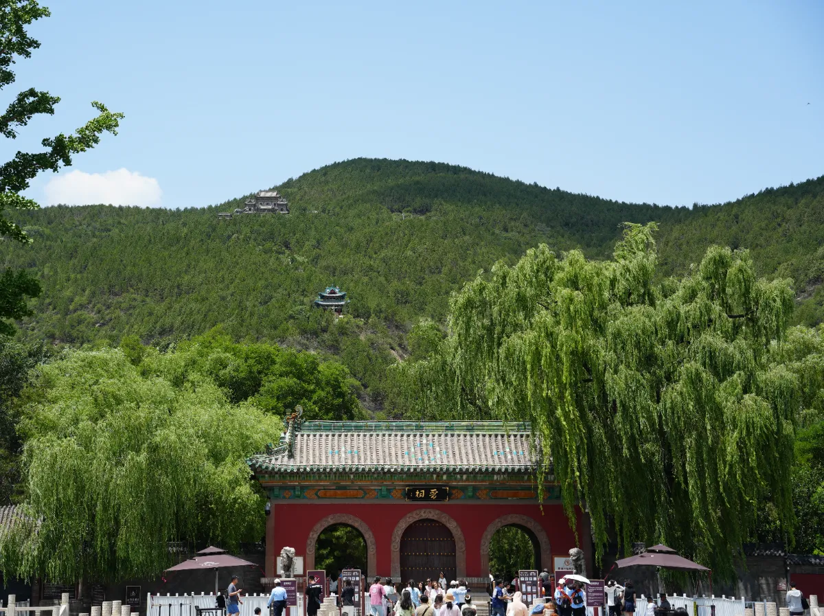 晋祠大门,背后的山像元宝