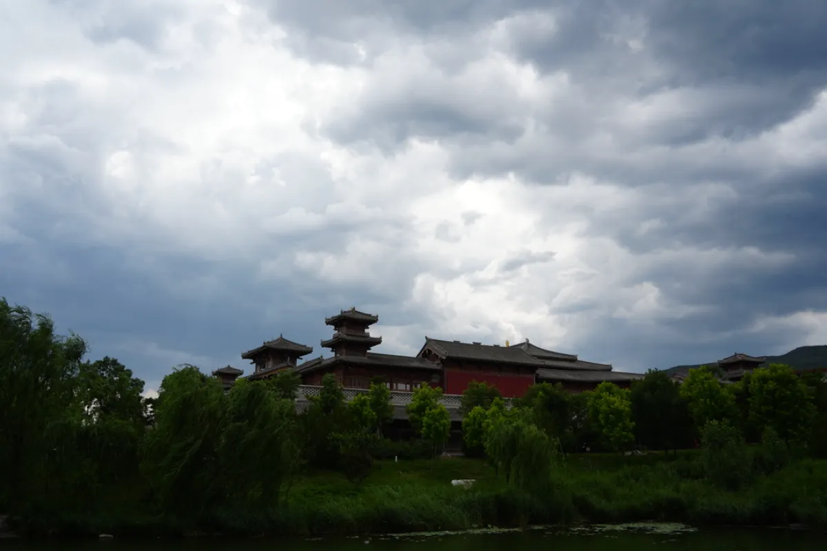 离开时快要下雨了,黑云压城