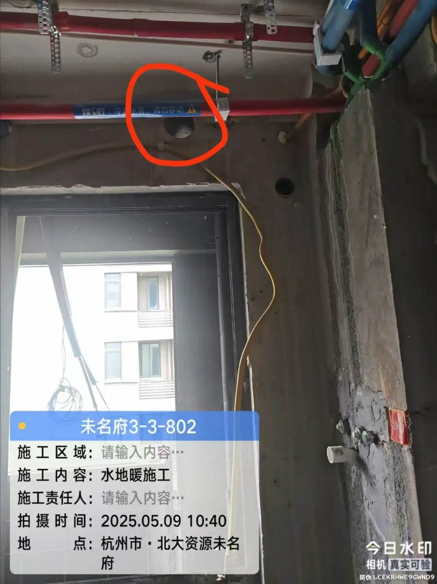 锅炉烟道被空调水管挡住