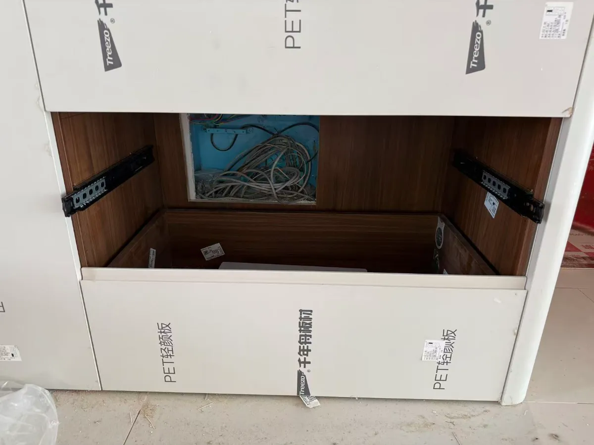 抽屉后的弱电箱