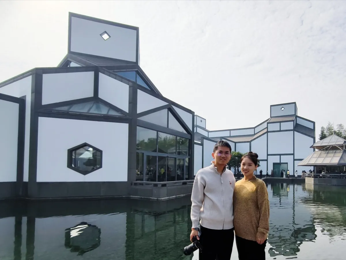 来张合照,讲解员帮忙拍的