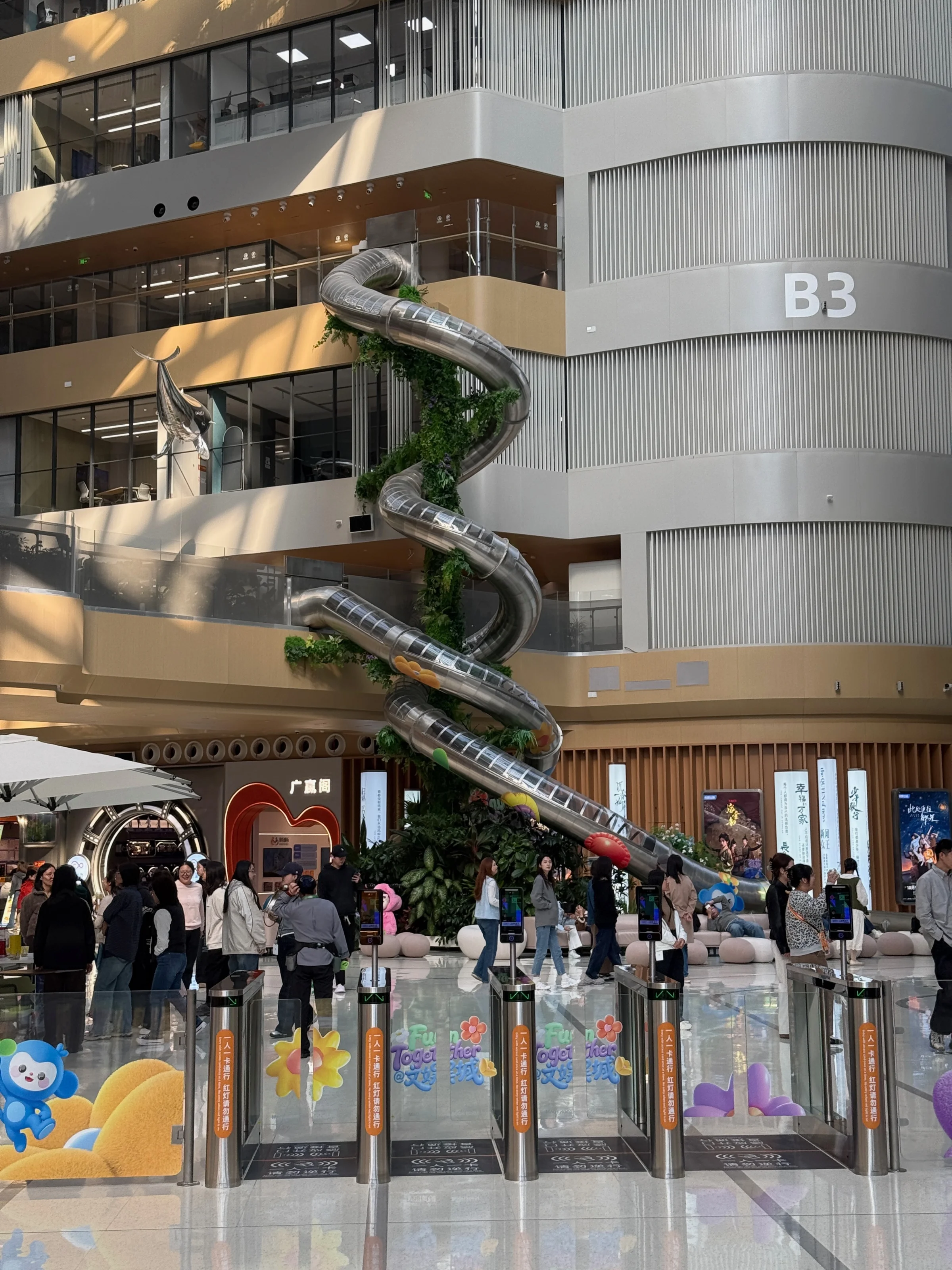 办公室区有滑滑梯,下班不用等电梯么,哈哈哈哈 办公室区有滑滑梯,下班不用等电梯么,哈哈哈哈